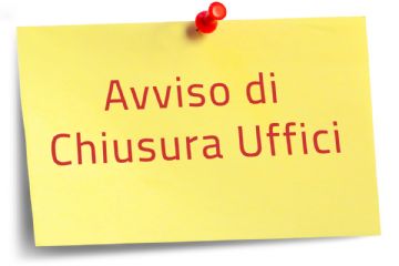 Cartello a fondo giallo con scritta in rosso che specifica la chiusura degli uffici comunali durante il ponte del 1° Maggio.